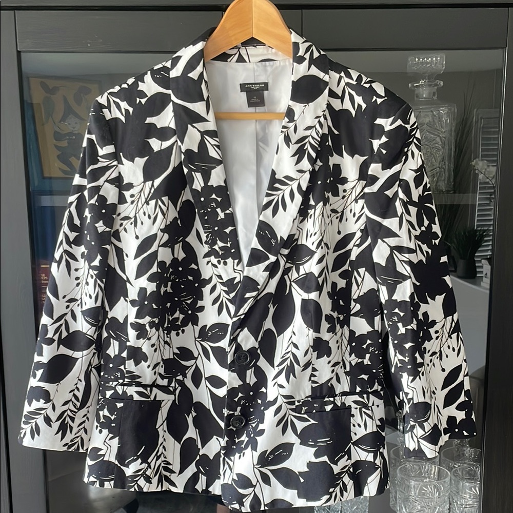 ♻️Ann Taylor Black and White Floral Blazer